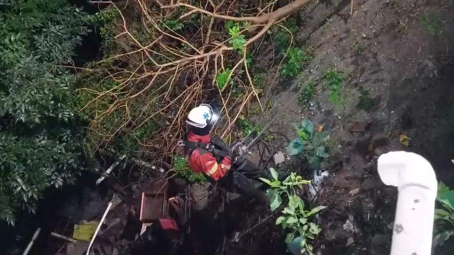 Un hombre aparentemente alcoholizado sobrevivió y fue rescatado por elementos de Protección Civil Municipal de Puebla